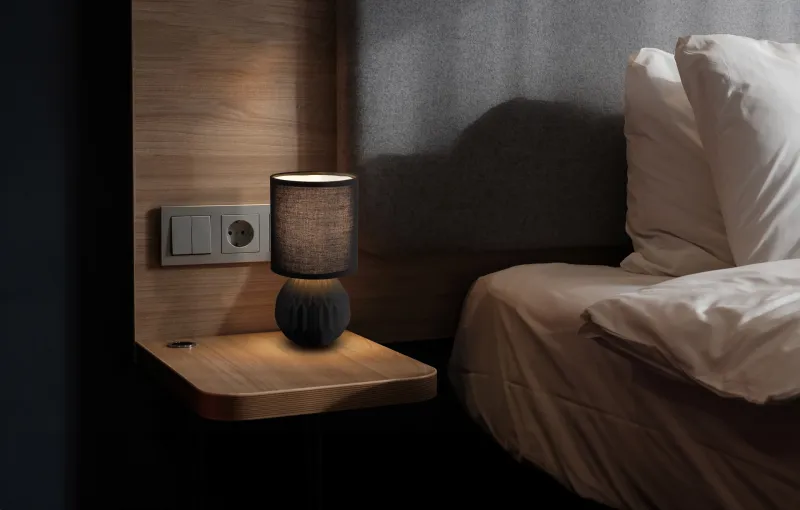 Sylas 23cm Svart bordslampa från Globo Lighting - Den rundade keramiska basen i elegant svart och den matchande cylindriska textilsk&auml;rmen skapar en harmonisk och modern estetik.