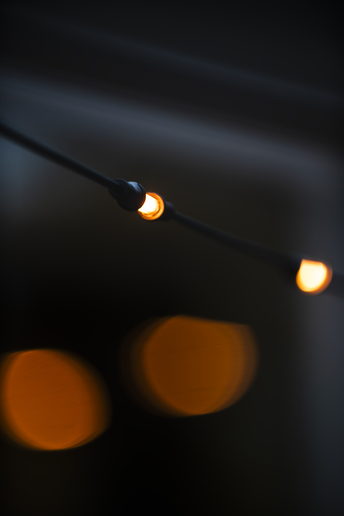 Ljusslinga startset amber 6m Svart från Konstsmide - Drivs med 24V och IP44-klassad &ndash; perfekt f&ouml;r b&aring;de uteplats och tr&auml;dg&aring;rd.