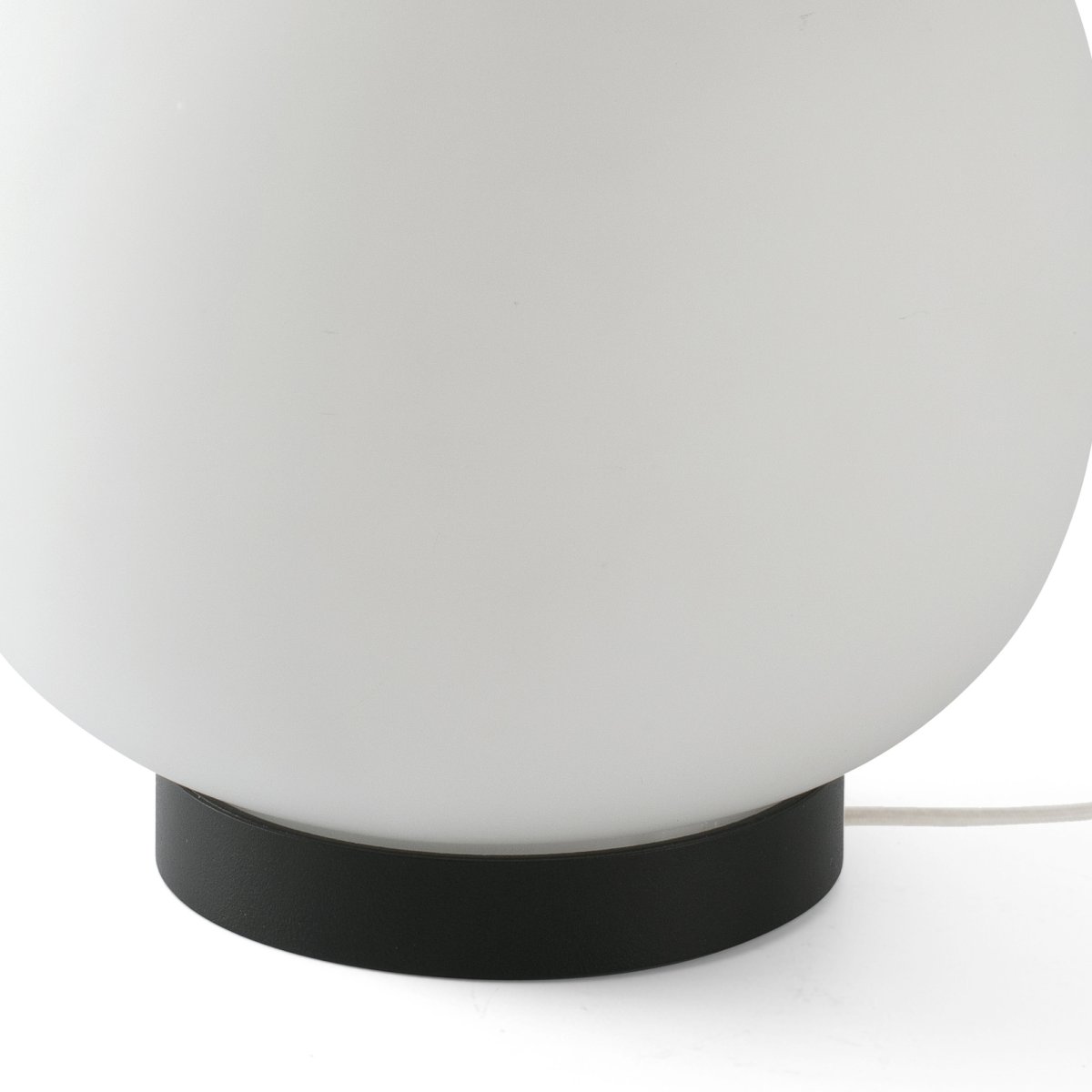 Amelia 22cm Vit bordslampa från Faro Barcelona - Amelia &auml;r en stilren svart bordslampa designad av H&eacute;ctor Serrano, med organiska, mjuka former som sm&auml;lter in och f&ouml;rh&ouml;jer rummet p&aring; ett subtilt s&auml;tt.