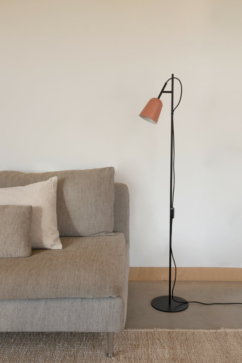 Studio Rosa golvlampa från Faro Barcelona - Det unika k&auml;nnetecknet &auml;r kabelkl&auml;mman i form av en tr&auml;dgren, som ger lampan en distinkt och kreativ karakt&auml;r.