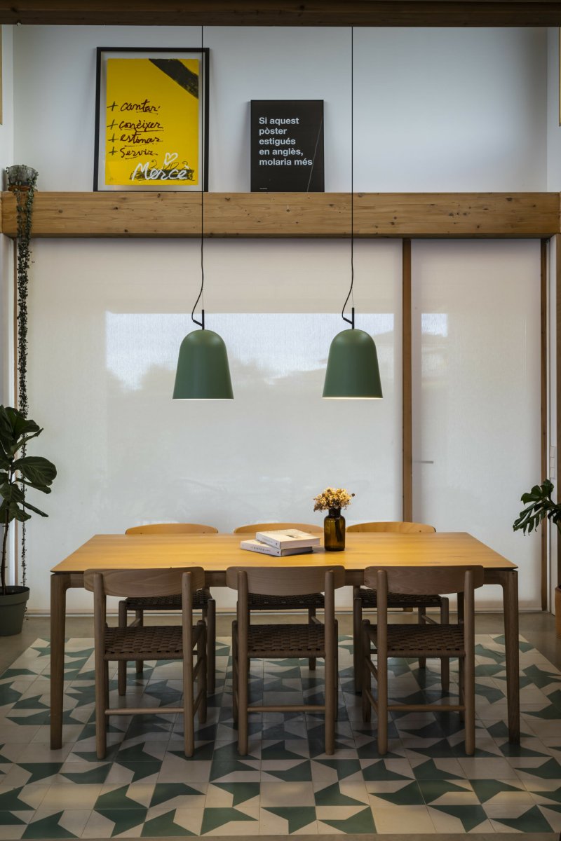 Studio Ø30 Grön taklampa från Faro Barcelona - Studio &auml;r en elegant pendellampa i gr&ouml;nt, designad av Nahtrang med inspiration fr&aring;n 1950-talets klassiska linjer &ndash; tidl&ouml;s estetik i en modern tappning.