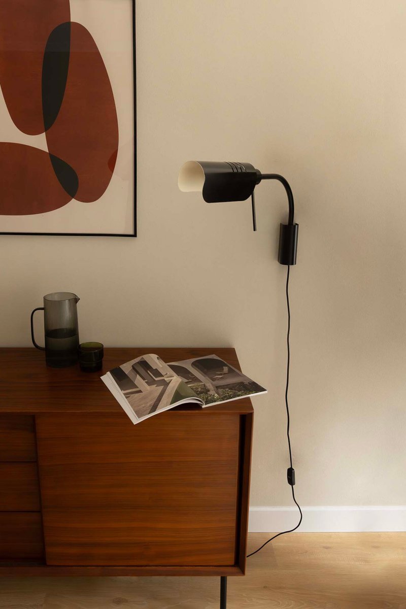 Martinica 47cm Svart läslampa från Faro Barcelona - Martinica &auml;r en v&auml;gglampa med justerbar arm och l&auml;slampa, designad i en klassisk och geometrisk stil.