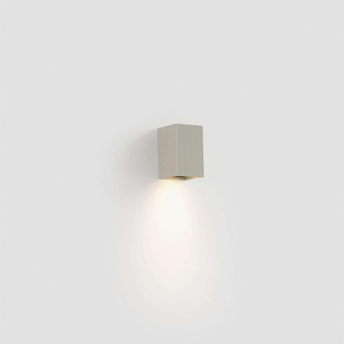 Lune 10cm Grå räfflad vägglampa från Faro Barcelona - Den strukturerade finishen tillf&ouml;r en subtil elegans och skapar en stilfull k&auml;nsla i rummet.
