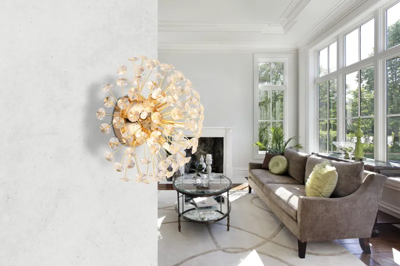 Katrina Ø40 Guld vägglampa från Globo Lighting - Den runda stommen i guldf&auml;rgad metall och den halvsf&auml;riska sk&auml;rmen i klara K9-kristaller skapar en lyxig och inbjudande atmosf&auml;r.