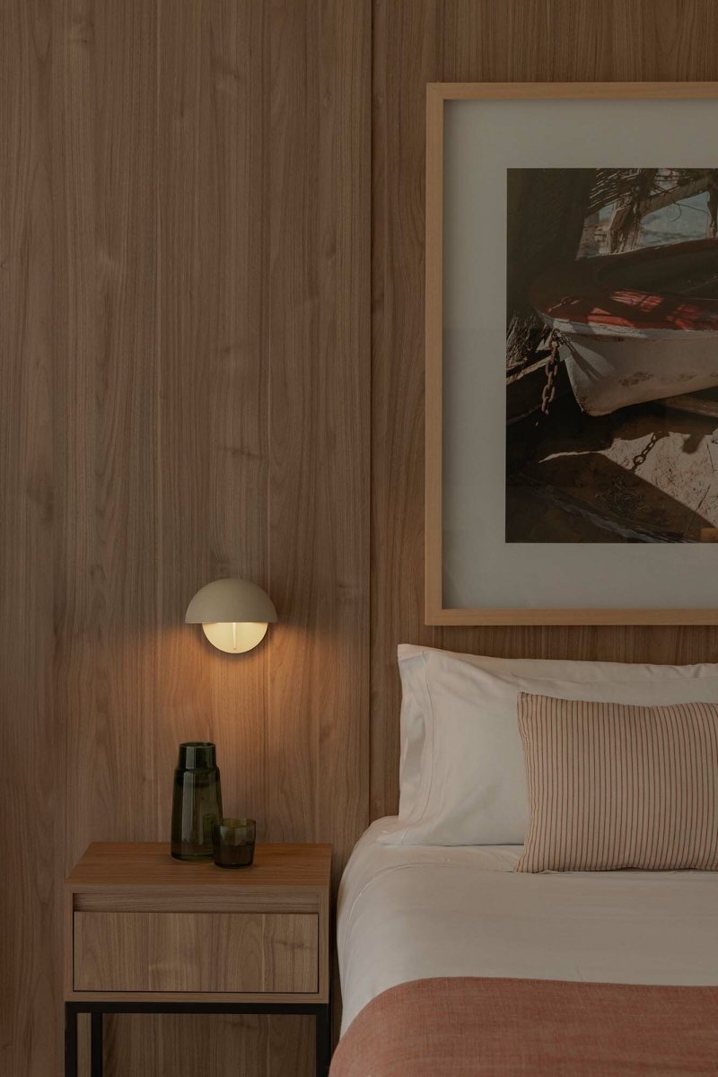 Matilda Ø17 Beige läslampa från Faro Barcelona - Matilda &auml;r en stilren v&auml;gglampa i beige, formad med rena geometriska linjer som sm&auml;lter in i alla typer av milj&ouml;er.