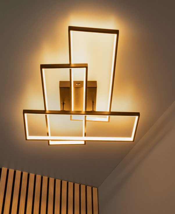 Lokero 65cm Svart plafond från Lucide - De upplysta, rektangul&auml;ra ramarna i h&ouml;gkvalitativt material sprider ett j&auml;mnt och behagligt ljus som skapar en varm och inbjudande atmosf&auml;r.