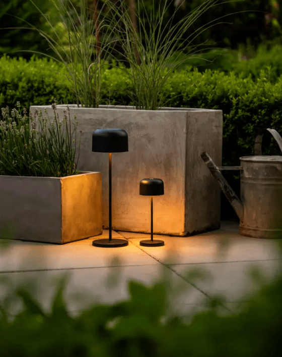 Lille 20cm Svart portabel från Konstsmide - Lille &auml;r en stilren uppladdningsbar bordslampa av aluminium f&ouml;r utomhusbruk.