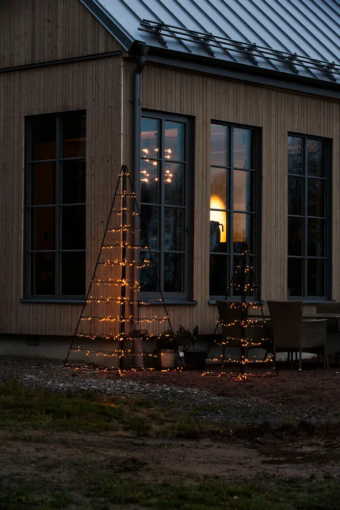 Metalldekoration pyramid 150cm Svart från Konstsmide - Med 279 varma amberf&auml;rgade LED-lampor sprider den ett elegant sken och skapar en magisk atmosf&auml;r.