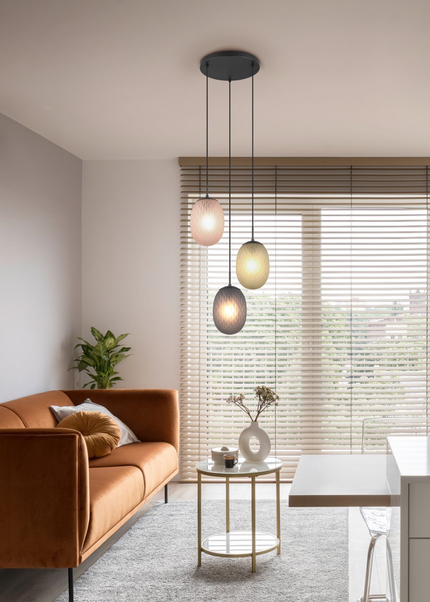 Facette Ø43 Flerfärgad taklampa från Trio Lighting - Med sina harmoniska f&auml;rgnyanser i r&ouml;k, amber och gr&ouml;nt blir Facette en dekorativ och funktionell belysning som lyfter inredningen och skapar en varm atmosf&auml;r i ditt hem.