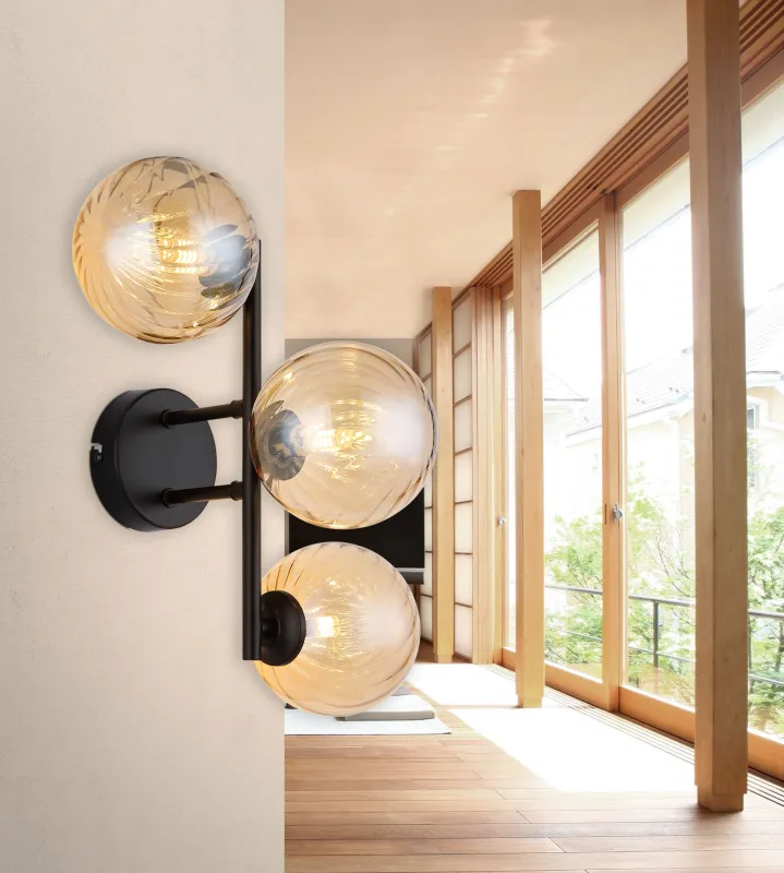 Conor 36cm Amber vägglampa från Globo Lighting - Conor v&auml;gglampa i mattsvart med amberf&auml;rgade glassf&auml;rer ger en modern och elegant touch till vilket rum som helst.