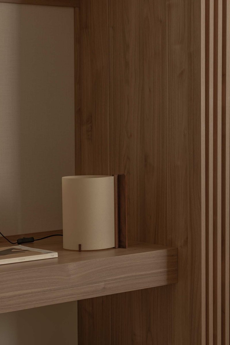 Cata 25cm Valnöt bordslampa från Faro Barcelona - Lampan &auml;r tillverkad av certifierat, h&aring;llbart tr&auml; och levereras i en smart flat-pack-design som minimerar b&aring;de f&ouml;rvaringsutrymme och milj&ouml;p&aring;verkan vid transport.