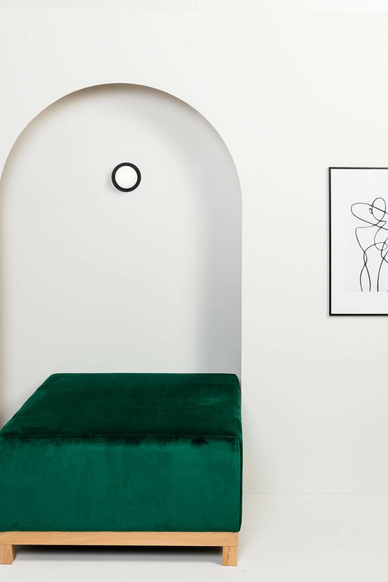 May Ø12 Svart badrumslampa från Faro Barcelona - May &auml;r en rund och stilren lampa designad av Faro Lab, som kan monteras b&aring;de p&aring; v&auml;gg och i tak.