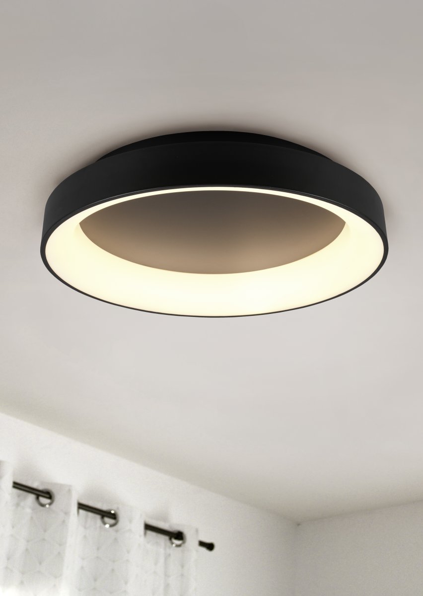 Girona Ø60 Svart plafond från Trio Lighting - Den mattsvarta f&auml;rgen f&ouml;rst&auml;rker det minimalistiska uttrycket och ger rummet en ljus och inbjudande k&auml;nsla.