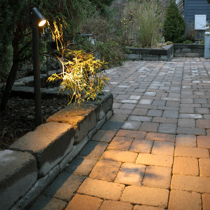 Luna 65 Mörkgrå från Lightson - &nbsp;Under vinterhalv&aring;ret n&auml;r sn&ouml;n t&auml;cker marken &auml;r Luna 65 ett utm&auml;rkt alternativ, eftersom den d&aring; kommer upp ovanf&ouml;r sn&ouml;t&auml;cket och skapar en magisk st&auml;mning i vinterlandskapet.