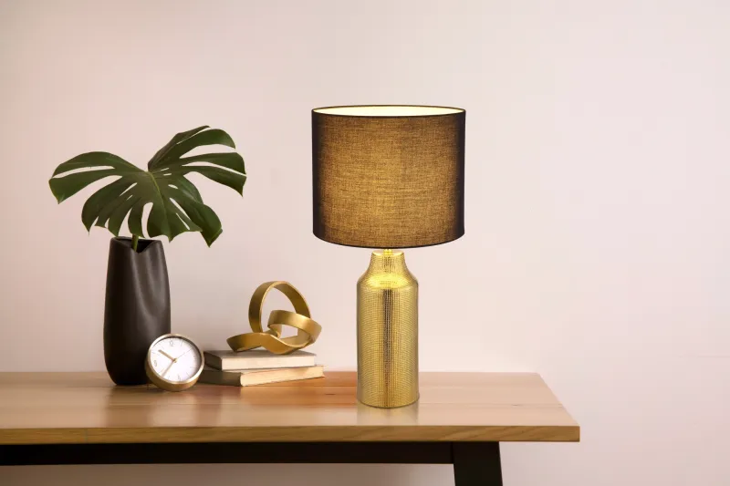 Elden 60cm Guld bordslampa från Globo Lighting - Den guldf&auml;rgade keramiska basen i kombination med den svarta cylindriska textilsk&auml;rmen skapar en sofistikerad kontrast och blir en stilfull inredningsdetalj.