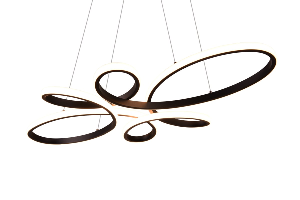 Fly 83cm Svart taklampa från Trio Lighting - Takpendeln Fly kombinerar modern design med funktionell belysning och blir en stilfull mittpunkt i matsalen.