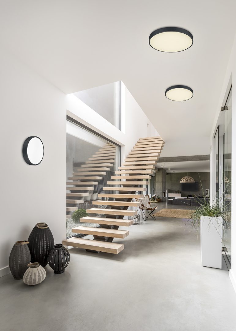 Waco Ø30 Svart plafond från Trio Lighting - Den mattsvarta ytan och materialkombinationen av metall och akryl g&ouml;r den l&auml;tt att integrera i olika inredningsstilar.