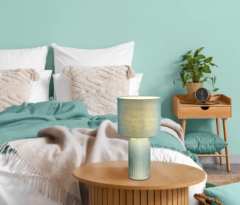 Sofia 50cm Grön bordslampa från Globo Lighting - Bordslampan Sofia imponerar med sin eleganta kombination av en texturerad glaskropp och en cylindrisk textilsk&auml;rm i lyxig gr&ouml;n ton.