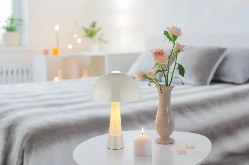 Paulin 36cm Grå bordslampa från Globo Lighting - Den runda kroppen i matt gr&aring; metall med tr&auml;look ger ett stilfullt och naturligt uttryck samtidigt som den &auml;r h&aring;llbar och l&auml;tt att reng&ouml;ra.
