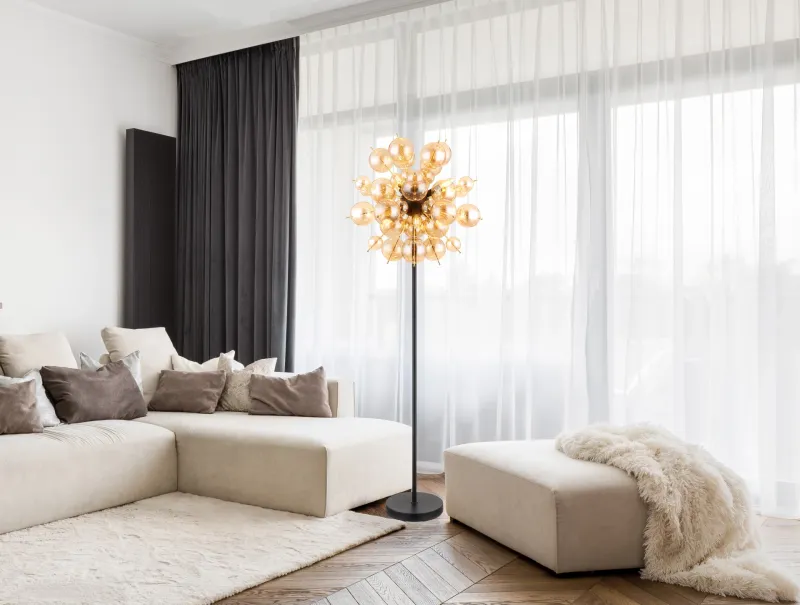 Udo Amber golvlampa från Globo Lighting - Ge ditt hem en modern och extravagant touch med Udo golvlampa &ndash; en perfekt kombination av design, funktion och atmosf&auml;riskt ljus.