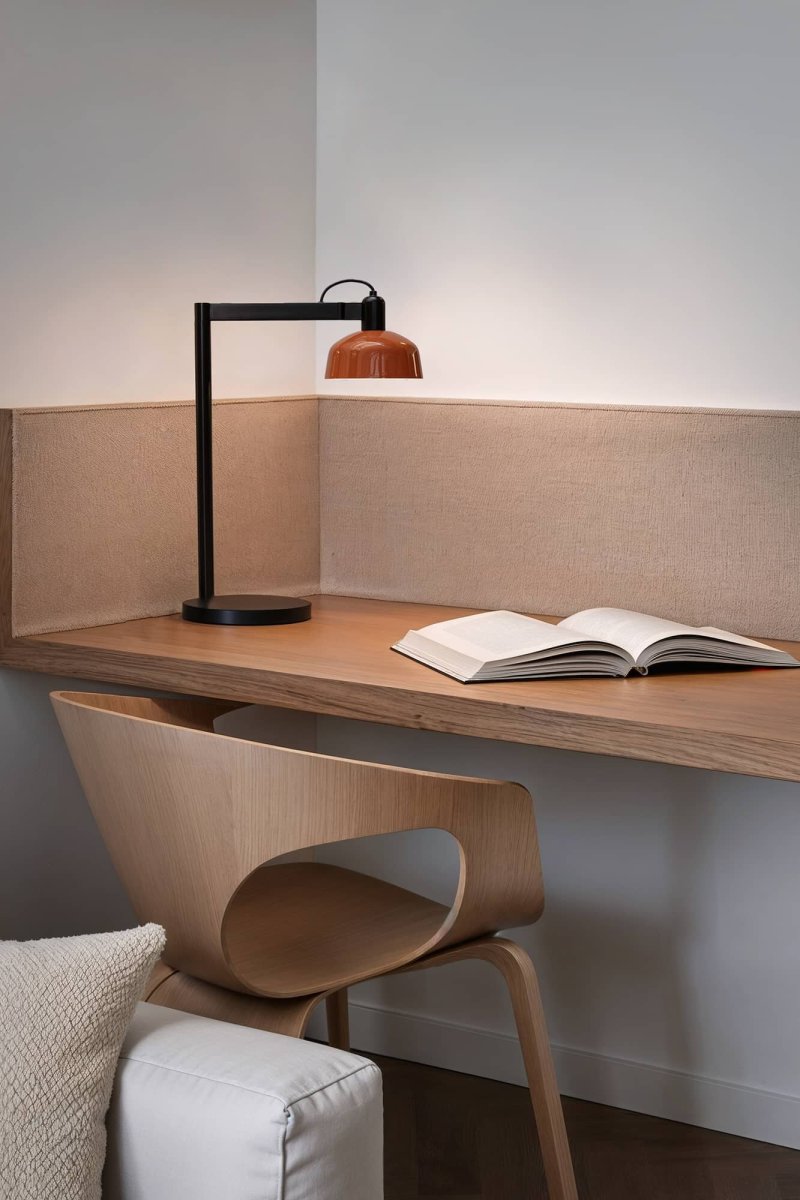 Tatawin 58cm Rödorange skrivbordslampa från Faro Barcelona - Med sin arkitektoniska silhuett och rena kontraster blir Tatawin en dekorativ ljuspunkt med b&aring;de stil och ber&auml;ttelse.