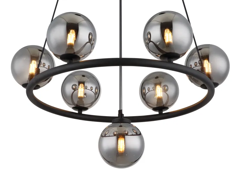 Riha Ø60 Rökfärgad taklampa från Globo Lighting - Lampan &auml;r av mattsvart metall och ger ditt hem en lyxig och inbjudande atmosf&auml;r.