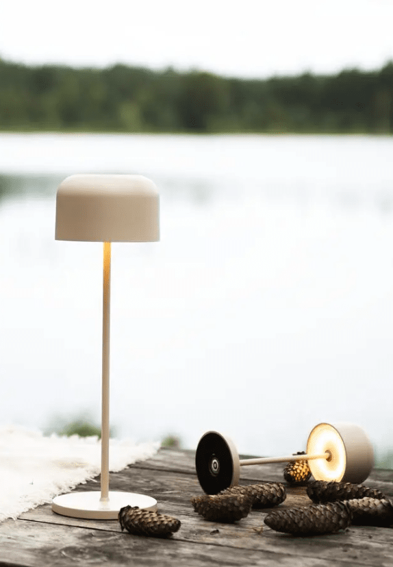 Lille 36cm Sand portabel från Konstsmide - Lille &auml;r en stilren uppladdningsbar bordslampa av aluminium f&ouml;r utomhusbruk.