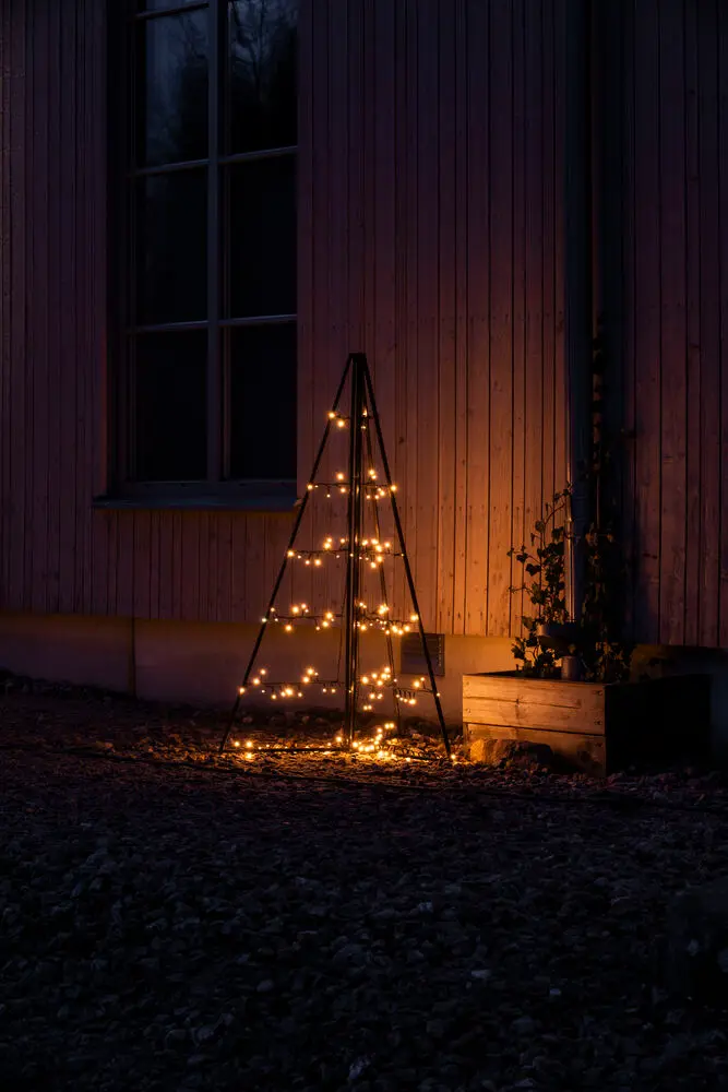 Metalldekoration pyramid 120cm Svart från Konstsmide - Med 171 varma amberf&auml;rgade LED-lampor sprider den ett elegant sken och skapar en magisk atmosf&auml;r.