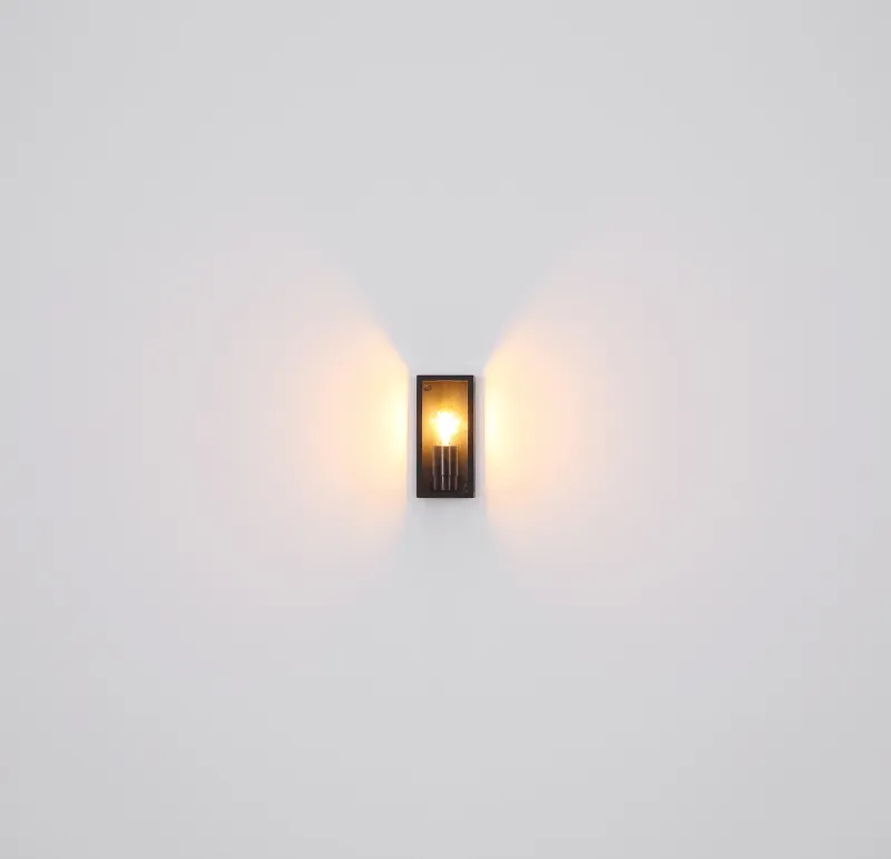 Logana Svart utelampa från Globo Lighting - Med sin rektangul&auml;ra design och unika ljusspridning kombinerar den stil och funktion.