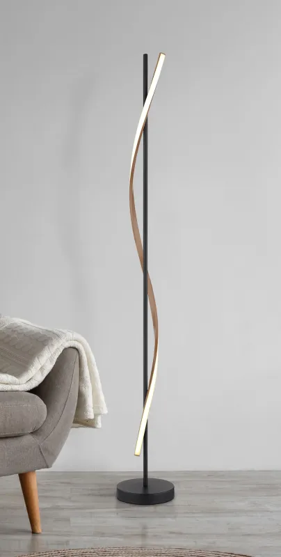 Watkins Svart golvlampa från Globo Lighting - Den mattsvarta metallstommen omsluts av en stilren, rak st&aring;ng med en integrerad LED-list som sprider ett mjukt och j&auml;mnt ljus.