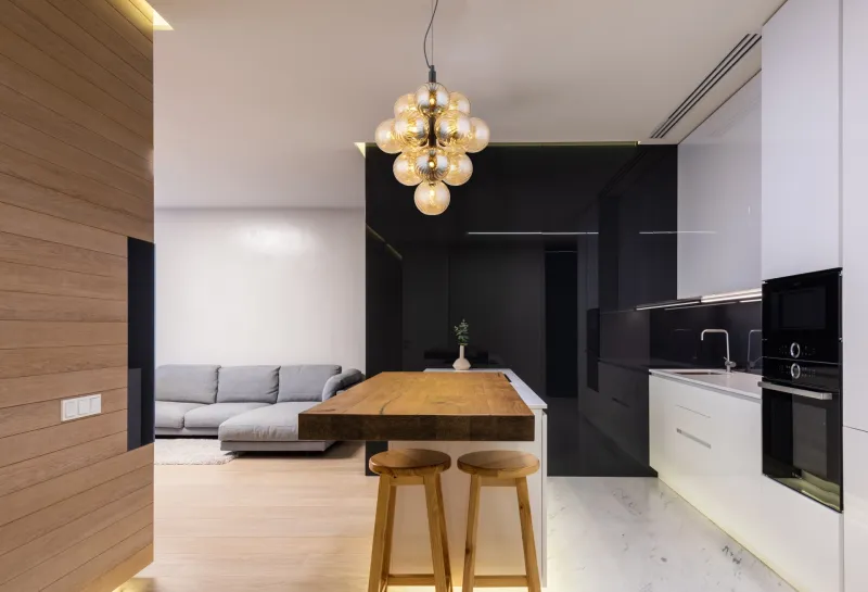 Conor Ø40 Amber taklampa från Globo Lighting - Den har 13st dekorativa ambertonade glaskupor som alla omfamnar en ljusk&auml;lla vilket skapar en fin och harmonisk ljusspridning i rummet.