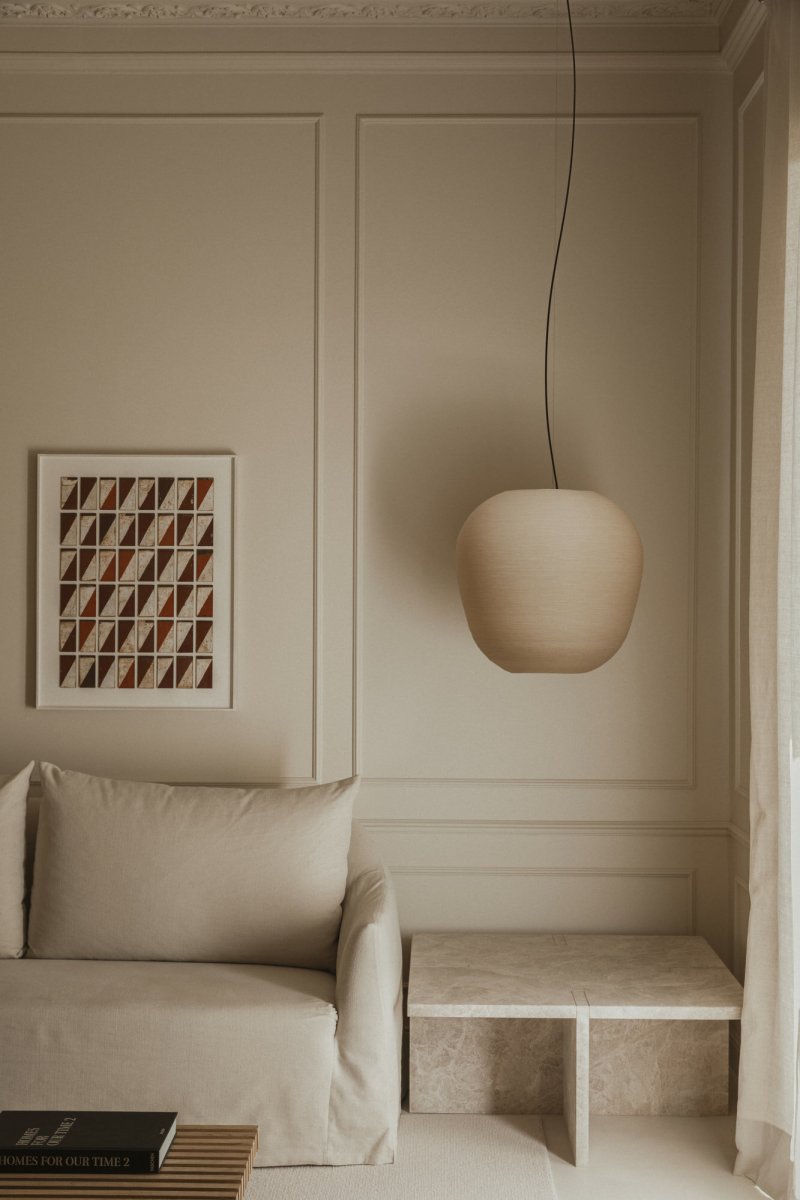 Tierra Ø52 Beige taklampa från Faro Barcelona - Tierra 520, formgiven av H&eacute;ctor Serrano, &auml;r tillverkad i 3D-printad PLA och &aring;tervunnen tallcellulosa.