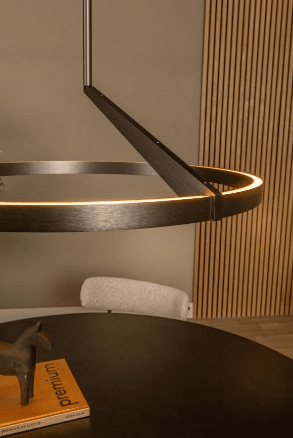 Applause Ø60 Grå taklampa från Lucide - Applause är en stilren pendel i metall med en sofistikerad grå finish och en rund, luftig form som ger ett stilrent intryck i varje rum.