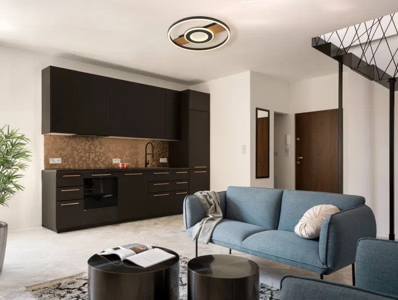 Pikara Ø40 Trä plafond från Globo Lighting - Den mattsvarta metallen tillsammans med tr&auml;looken skapar en stilfull balans mellan samtida design och naturlig estetik.