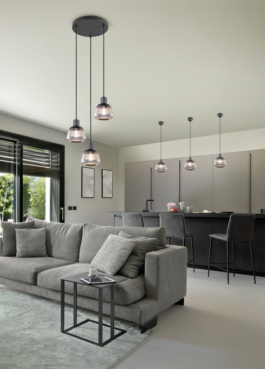 Tarifa Ø22 Rökgrå taklampa från Trio Lighting - Den mattsvarta metallen och det r&ouml;kgr&aring;a glaset ger rummet en sofistikerad och tidl&ouml;s k&auml;nsla.