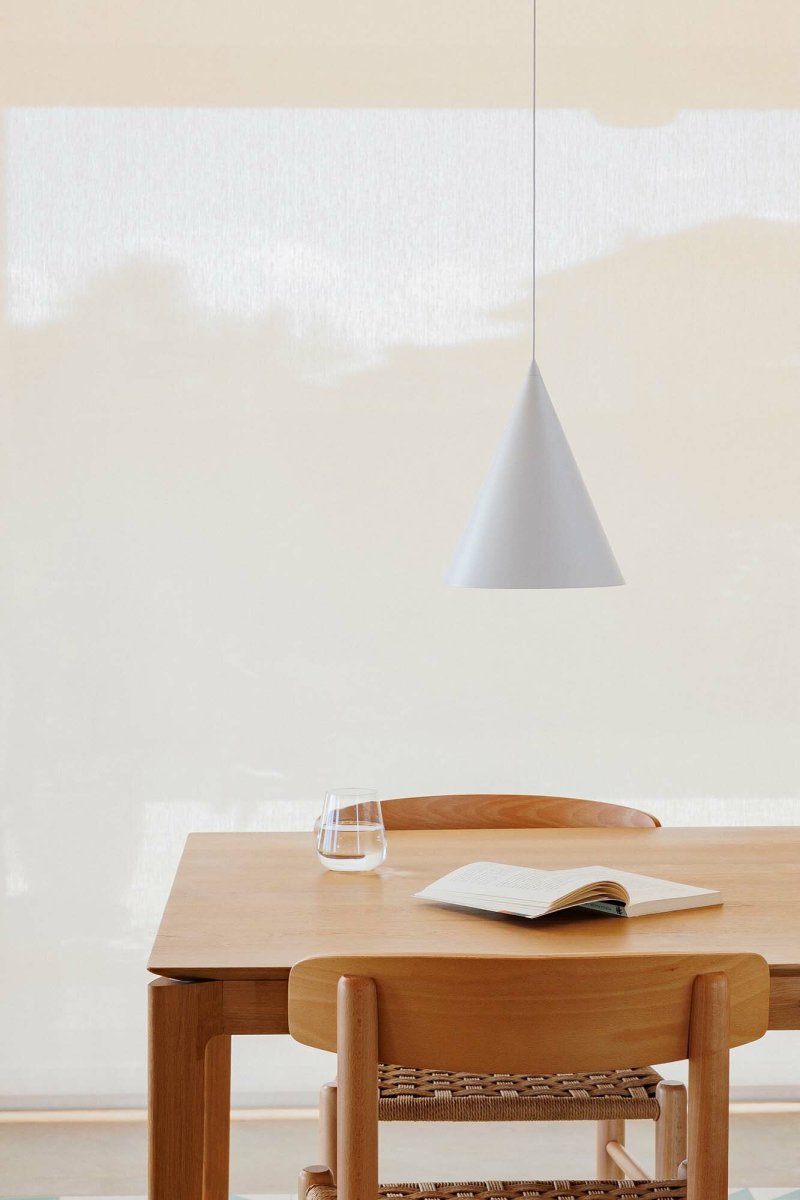 Lina Ø24 Vit taklampa från Faro Barcelona - Lina &auml;r en vit pendellampa med en konformad sk&auml;rm som speglar det minimalistiska uttryckets enkelhet och finess.
