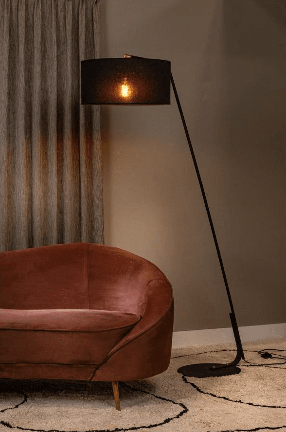 Kelso Svart golvlampa från Lucide - Med en h&ouml;jd p&aring; 180cm och en elegant lampsk&auml;rm av linne adderar denna lampan en fin touch till ditt hem.