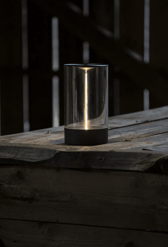 Edison 23cm Antracit portabel från Konstsmide - Edison laddas upp fullt p&aring; 6h med den medf&ouml;ljande USB kabeln och kan sedan lysa i upp till 9h p&aring; 100% ljusstyrka.