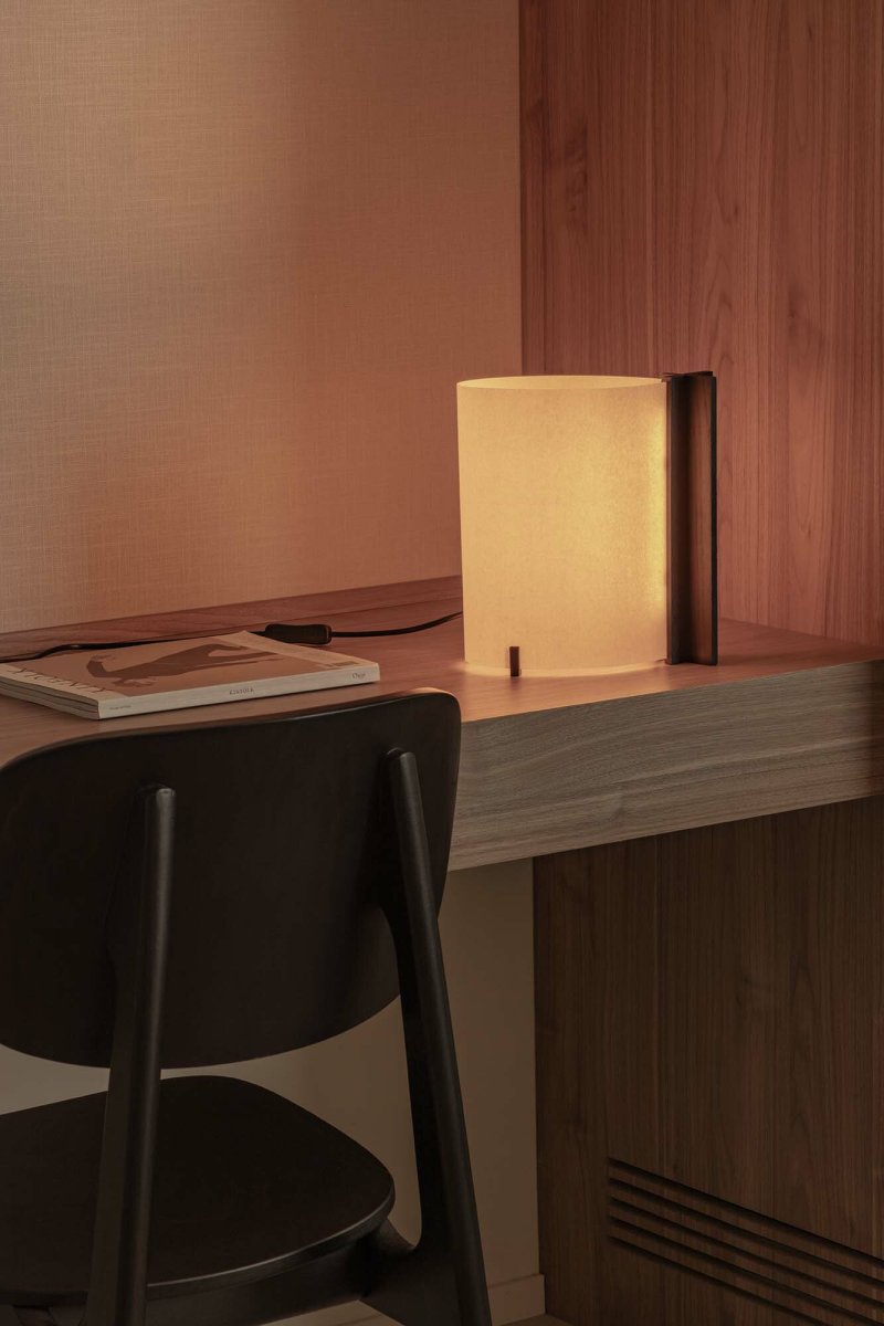 Cata 25cm Svart bordslampa från Faro Barcelona - Tillverkad av certifierat och h&aring;llbart tr&auml;, kombinerar Cata en svart, sofistikerad finish med ett tydligt fokus p&aring; milj&ouml;n.