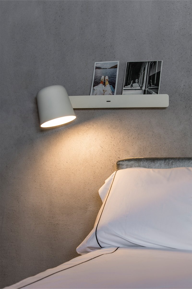 Tila 46cm Vit läslampa från Faro Barcelona - Den vita st&aring;lstrukturen i nordisk stil rymmer inte bara en fullt justerbar ljusk&auml;lla, utan fungerar &auml;ven som praktisk hylla f&ouml;r en bok eller tidskrift.