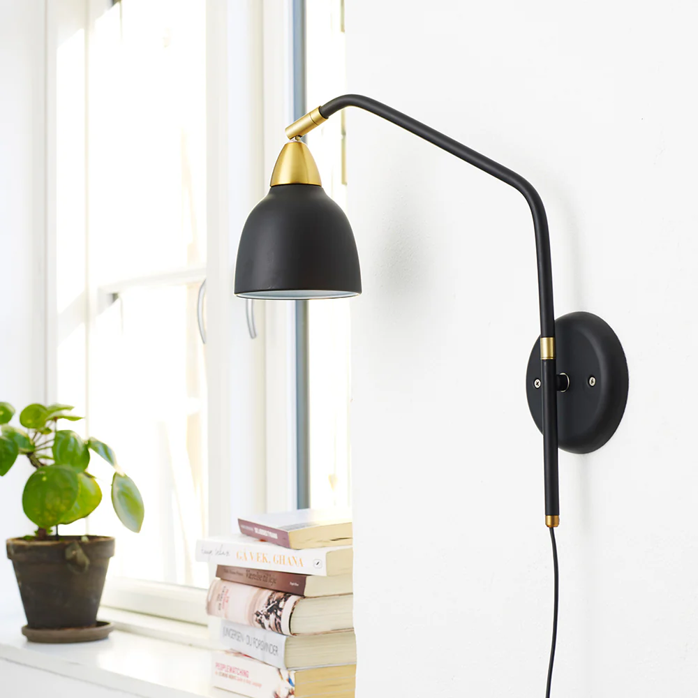 Urban 40cm Svart vägglampa från Superliving - Med en roterbar arm och en sk&auml;rm som kan vridas hela 345&deg; ger lampan en flexibel och anpassningsbar belysning f&ouml;r alla behov.