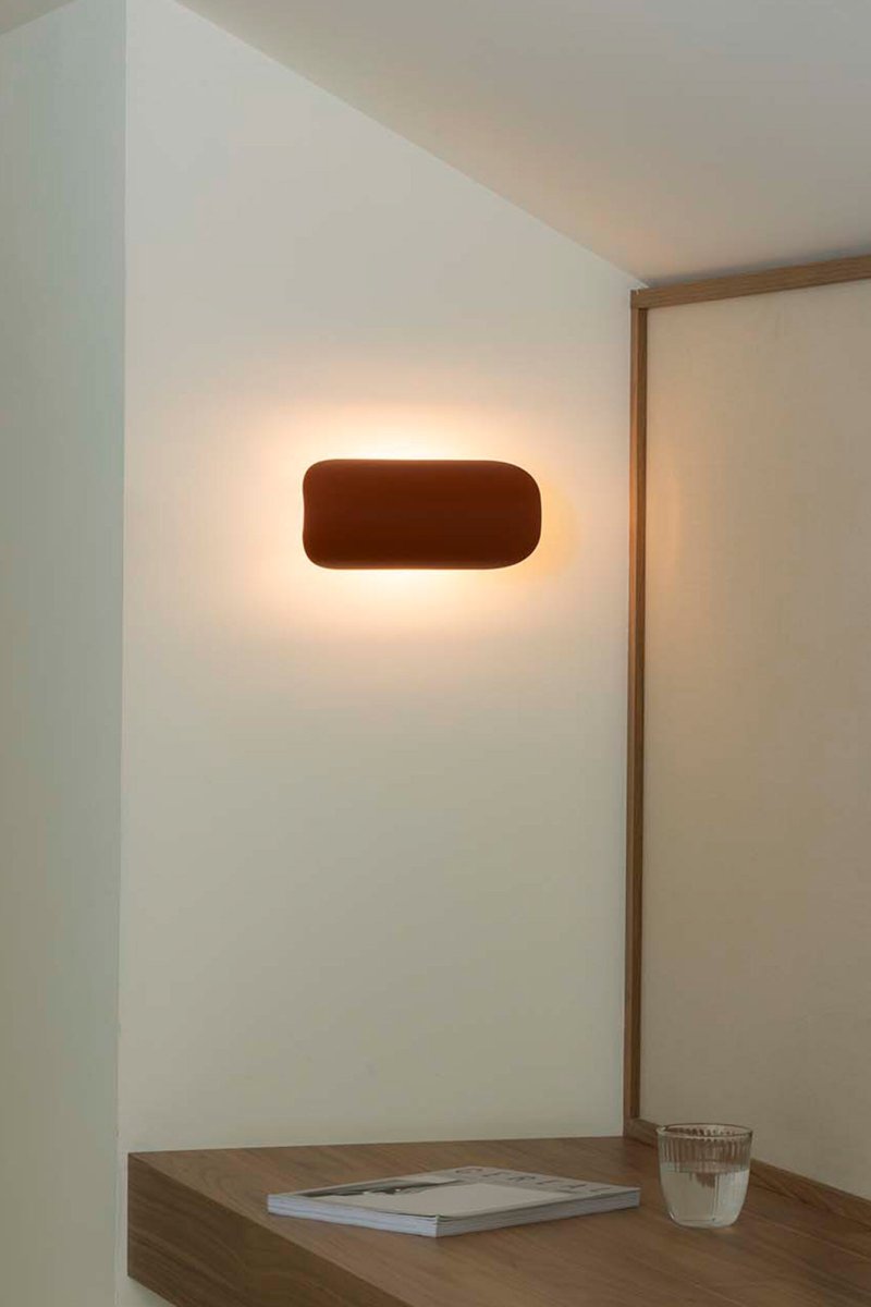 Novo 25cm Terracotta vägglampa från Faro Barcelona - Tillverkad i metall och kan monteras b&aring;de vertikalt och horisontellt &ndash; perfekt f&ouml;r anpassningsbara interi&ouml;rer.
