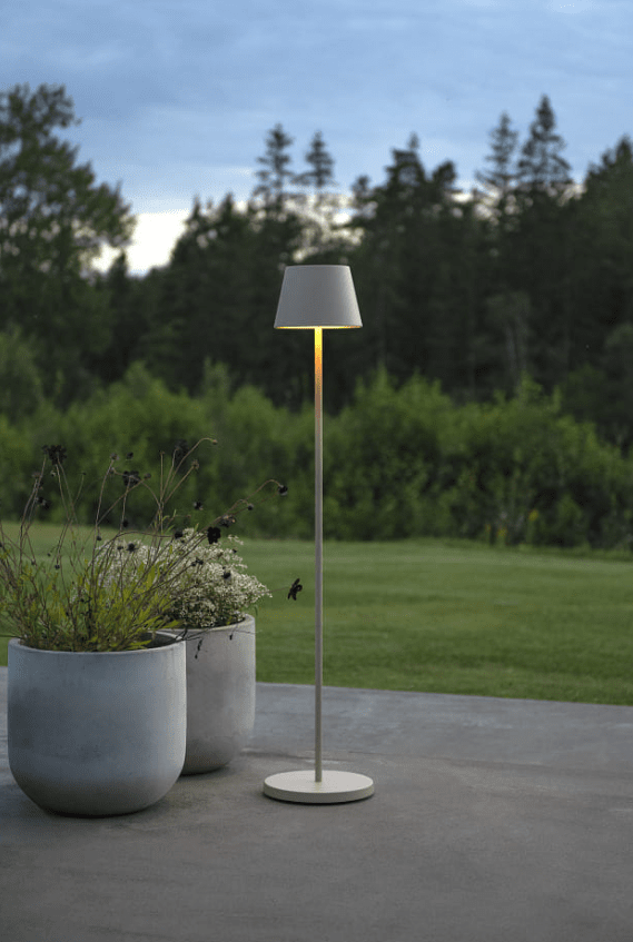 Pomezia 124cm Sand portabel från Konstsmide - P&aring; lampan hittar du en touchdimmer f&ouml;r att kunna justera ljusstyrkan och f&auml;rgtemperaturen.