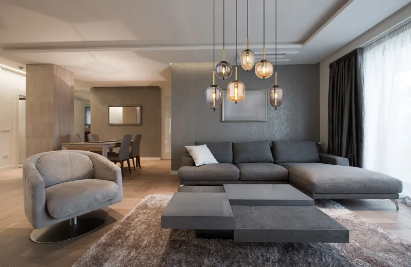 Blacky 80cm Amber taklampa från Globo Lighting - De sex r&ouml;k- och amberf&auml;rgade glasgloberna i olika former h&auml;nger fr&aring;n en svart, rektangul&auml;r takplatta och kan justeras upp till 120 cm fr&aring;n taket.