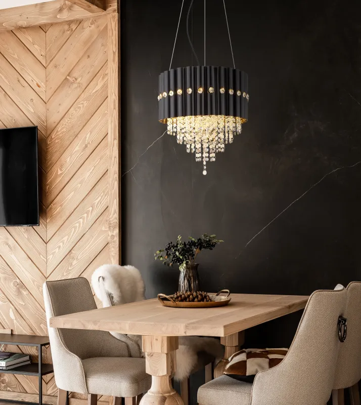 Eleos Ø40 Svart taklampa från Globo Lighting - Med en stomme i matt svartlackerad metall och en lampsk&auml;rm i samma nyans sm&auml;lter den harmoniskt in i b&aring;de moderna och klassiska interi&ouml;rer.