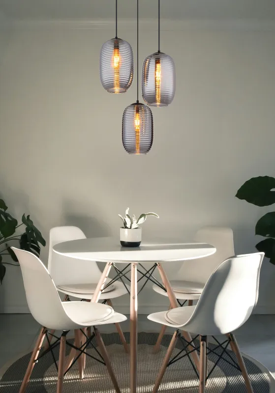 Jefrey Ø47 Rökfärgad taklampa från Globo Lighting - Denna eleganta taklampa har en rund form och &auml;r utrustad med tre rundade kupor i r&ouml;kf&auml;rgat glas.