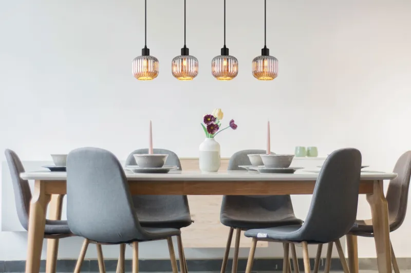 Tom 80cm Rökfärgad taklampa från Globo Lighting - Den mattsvarta metallen ger ett modernt uttryck och passar perfekt in i olika inredningsstilar.