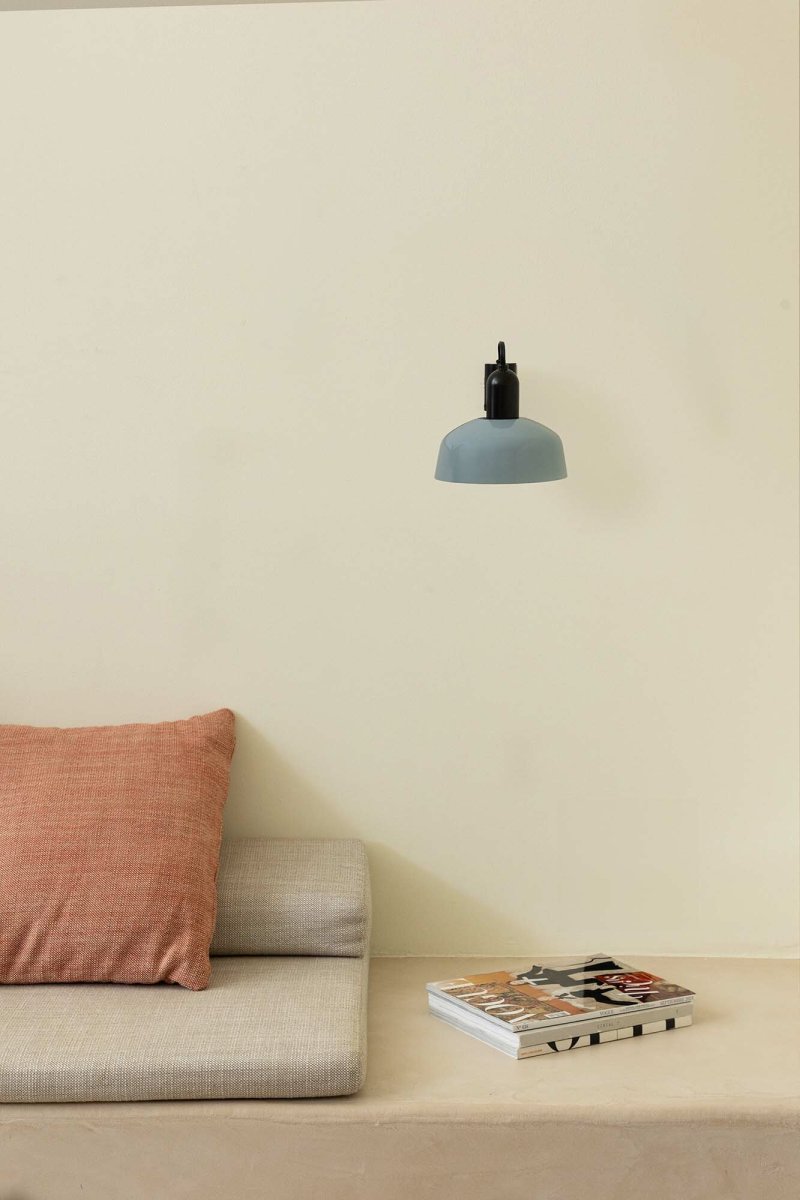 Tatawin Ø18 Gråblå vägglampa från Faro Barcelona - Tatawin &auml;r en v&auml;gglampa med svart struktur och gr&aring;bl&aring; metallsk&auml;rm som ger ett fokuserat ljus.