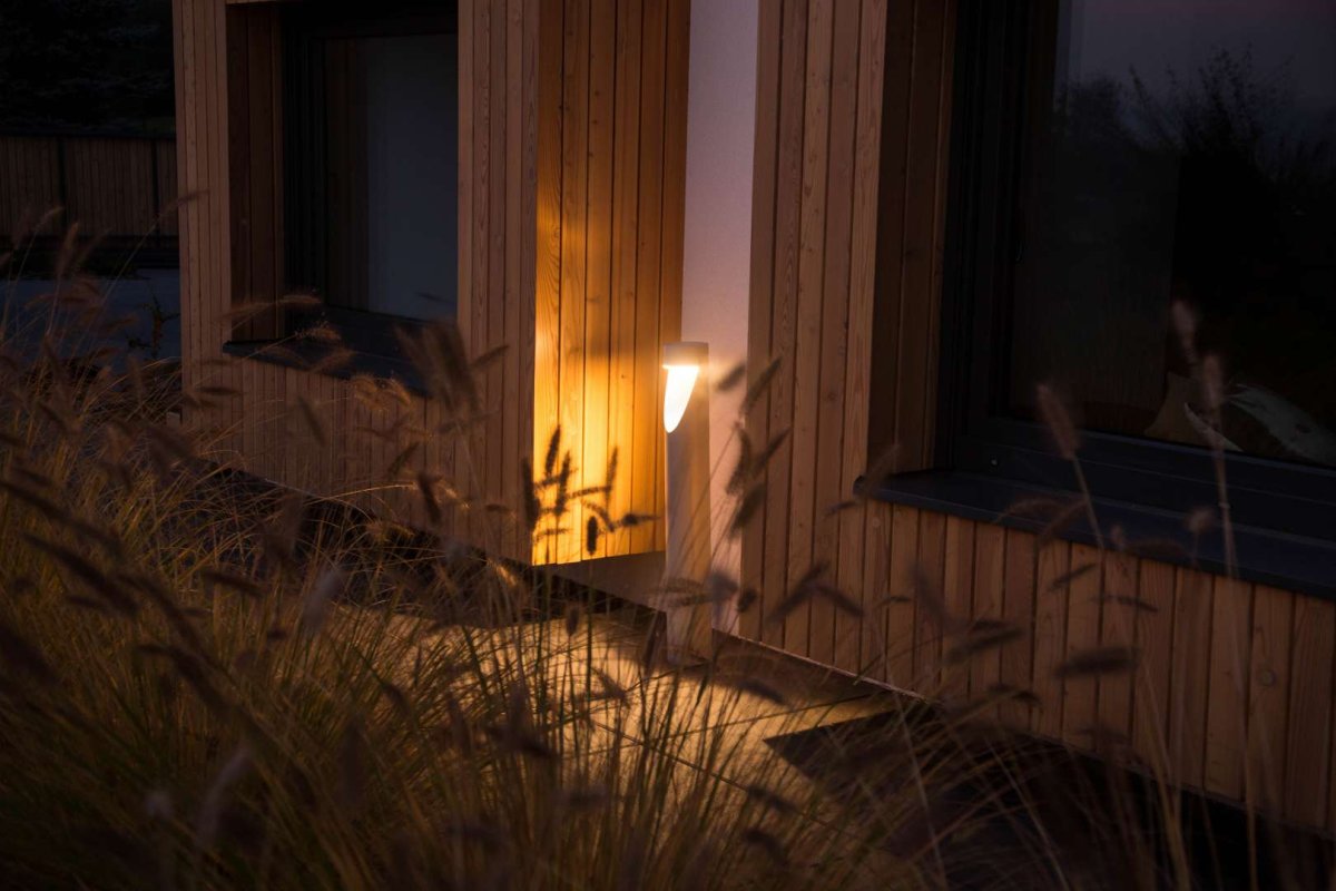 Stockholm 85cm Aluminium pollare från Norlys - Den &auml;r utrustad med en integrerad LED-ljusk&auml;lla med en varmvit f&auml;rgtemperatur p&aring; 3000K och ett ljusfl&ouml;de p&aring; 304 lumen.