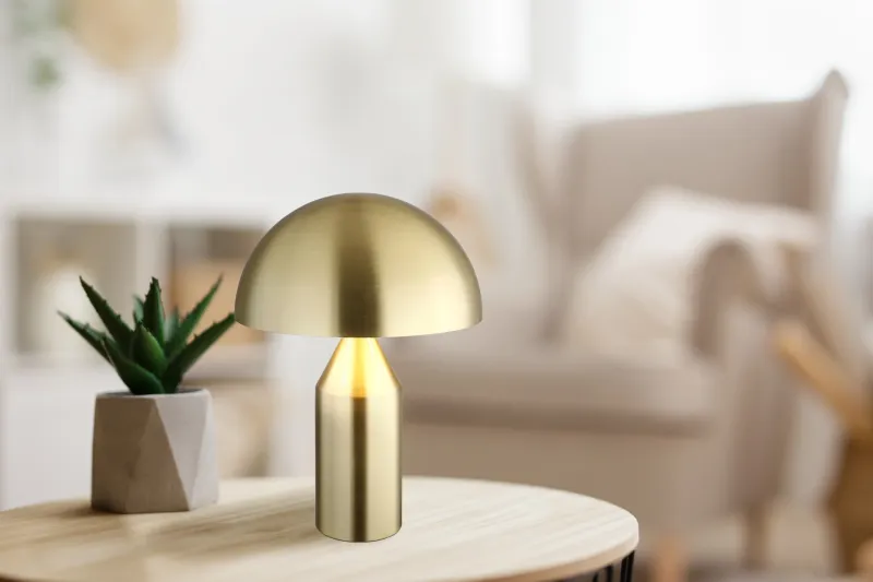 Atoma 40cm Mässing bordslampa från Globo Lighting - Sk&auml;rmen i matt m&auml;ssing och vitt skapar en harmonisk kontrast och ger en behaglig ljusspridning.